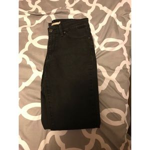 Black Levi’s 711 Skinny